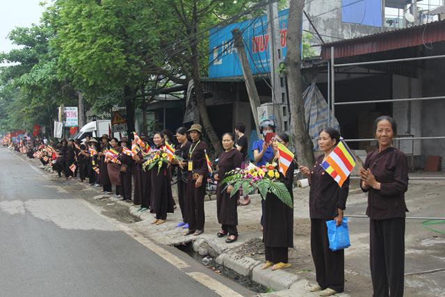 Thái Nguyên:Hàng ngàn người tham dự Đại lễ tắm Phật và diễu hành xe hoa