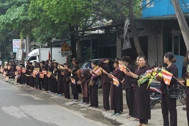 Thái Nguyên:Hàng ngàn người tham dự Đại lễ tắm Phật và diễu hành xe hoa