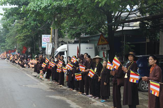 Thái Nguyên:Hàng ngàn người tham dự Đại lễ tắm Phật và diễu hành xe hoa