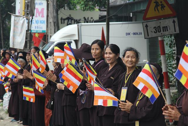 Thái Nguyên:Hàng ngàn người tham dự Đại lễ tắm Phật và diễu hành xe hoa
