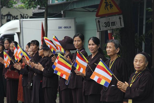 Thái Nguyên:Hàng ngàn người tham dự Đại lễ tắm Phật và diễu hành xe hoa