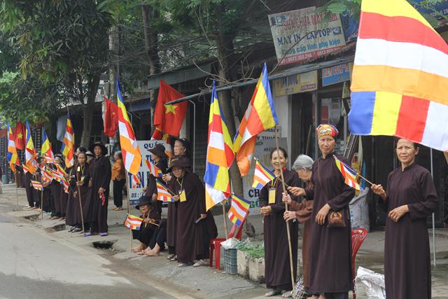 Thái Nguyên:Hàng ngàn người tham dự Đại lễ tắm Phật và diễu hành xe hoa