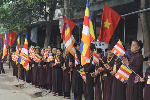 Thái Nguyên:Hàng ngàn người tham dự Đại lễ tắm Phật và diễu hành xe hoa