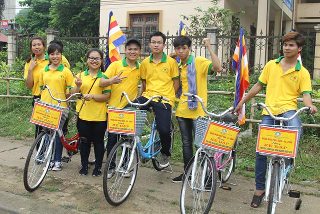 Thái Nguyên:Hàng ngàn người tham dự Đại lễ tắm Phật và diễu hành xe hoa