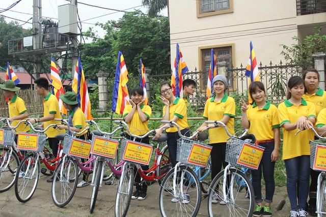 Thái Nguyên:Hàng ngàn người tham dự Đại lễ tắm Phật và diễu hành xe hoa