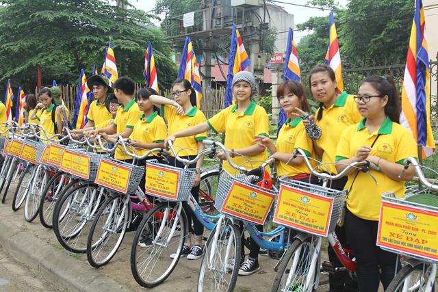 Thái Nguyên:Hàng ngàn người tham dự Đại lễ tắm Phật và diễu hành xe hoa