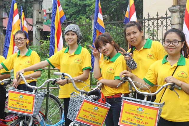 Thái Nguyên:Hàng ngàn người tham dự Đại lễ tắm Phật và diễu hành xe hoa