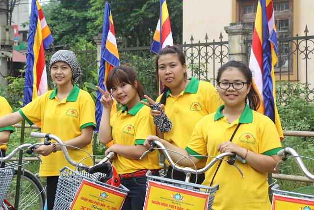 Thái Nguyên:Hàng ngàn người tham dự Đại lễ tắm Phật và diễu hành xe hoa