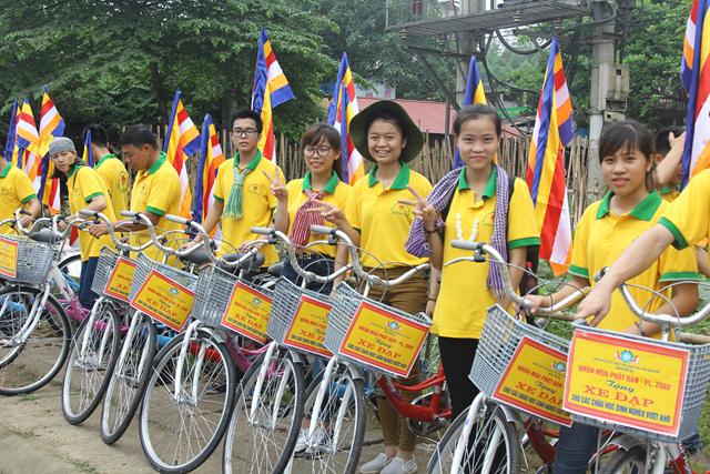 Thái Nguyên:Hàng ngàn người tham dự Đại lễ tắm Phật và diễu hành xe hoa