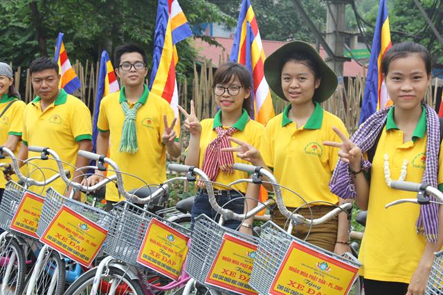 Thái Nguyên:Hàng ngàn người tham dự Đại lễ tắm Phật và diễu hành xe hoa