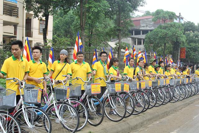 Thái Nguyên:Hàng ngàn người tham dự Đại lễ tắm Phật và diễu hành xe hoa
