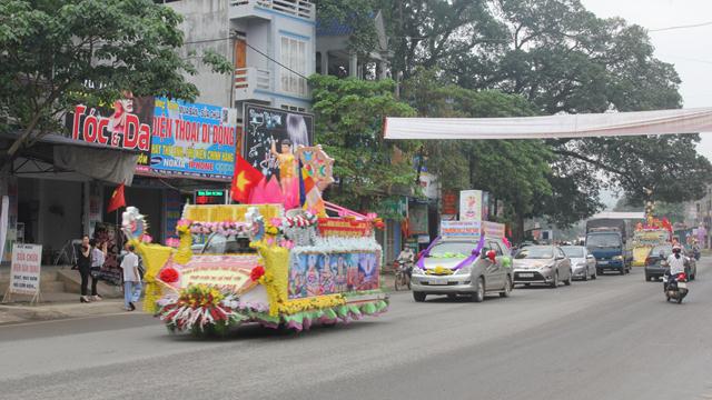 Thái Nguyên:Hàng ngàn người tham dự Đại lễ tắm Phật và diễu hành xe hoa
