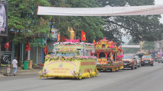 Thái Nguyên:Hàng ngàn người tham dự Đại lễ tắm Phật và diễu hành xe hoa