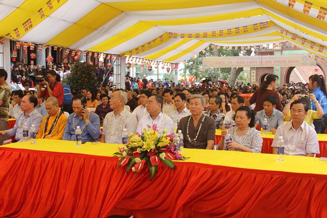 Thái Nguyên:Hàng ngàn người tham dự Đại lễ tắm Phật và diễu hành xe hoa