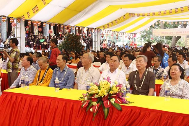Thái Nguyên:Hàng ngàn người tham dự Đại lễ tắm Phật và diễu hành xe hoa