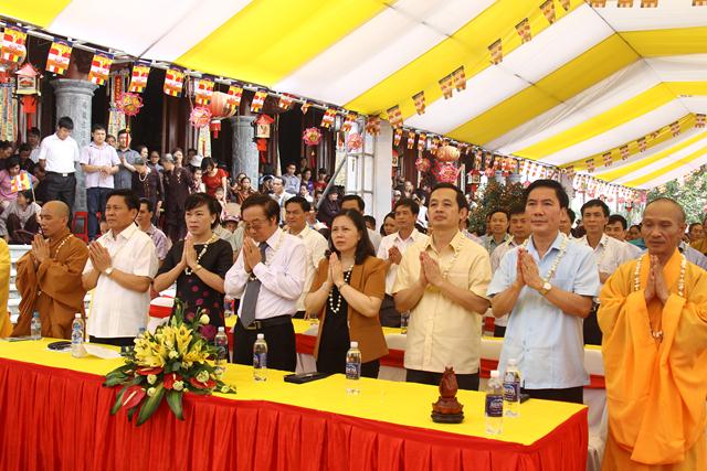 Thái Nguyên:Hàng ngàn người tham dự Đại lễ tắm Phật và diễu hành xe hoa