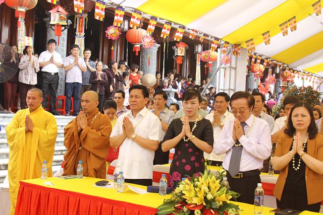 Thái Nguyên:Hàng ngàn người tham dự Đại lễ tắm Phật và diễu hành xe hoa