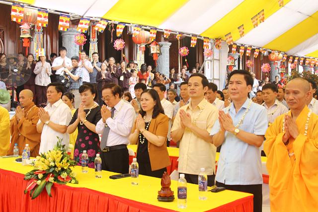 Thái Nguyên:Hàng ngàn người tham dự Đại lễ tắm Phật và diễu hành xe hoa