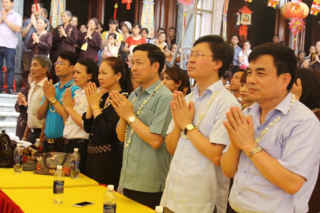 Thái Nguyên:Hàng ngàn người tham dự Đại lễ tắm Phật và diễu hành xe hoa