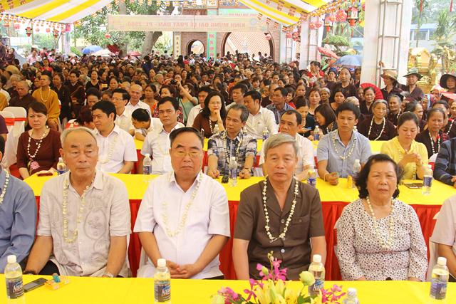 Thái Nguyên:Hàng ngàn người tham dự Đại lễ tắm Phật và diễu hành xe hoa