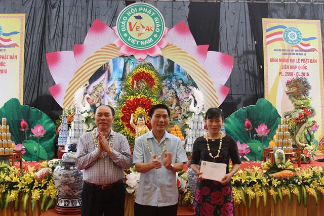 Thái Nguyên:Hàng ngàn người tham dự Đại lễ tắm Phật và diễu hành xe hoa