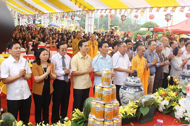Thái Nguyên:Hàng ngàn người tham dự Đại lễ tắm Phật và diễu hành xe hoa