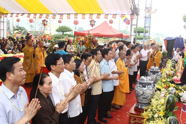 Thái Nguyên:Hàng ngàn người tham dự Đại lễ tắm Phật và diễu hành xe hoa