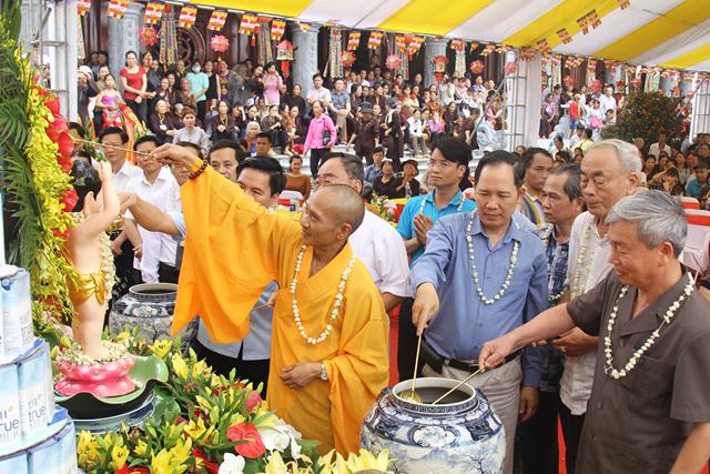 Thái Nguyên:Hàng ngàn người tham dự Đại lễ tắm Phật và diễu hành xe hoa