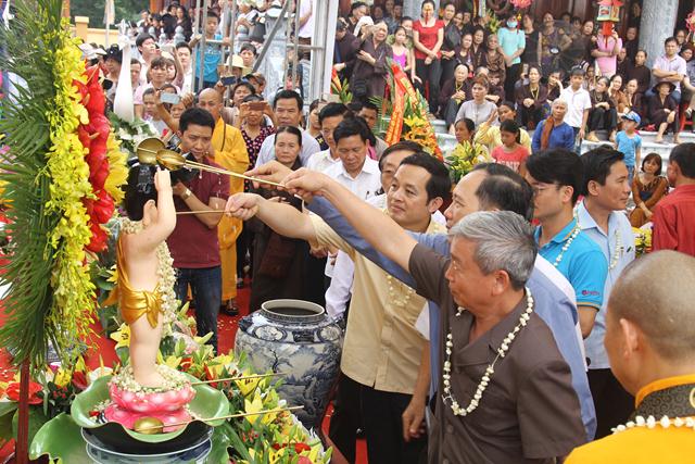 Thái Nguyên:Hàng ngàn người tham dự Đại lễ tắm Phật và diễu hành xe hoa