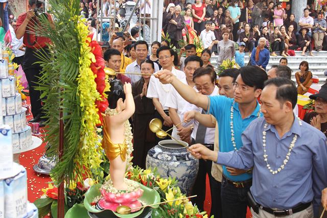 Thái Nguyên:Hàng ngàn người tham dự Đại lễ tắm Phật và diễu hành xe hoa