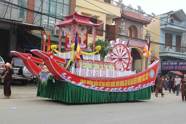 Thái Nguyên:Hàng ngàn người tham dự Đại lễ tắm Phật và diễu hành xe hoa