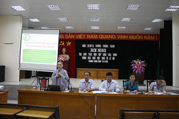 Hà Nội: Sư cô Thích Đồng Hoà thuyết giảng tại UBND phường Thượng Thanh.