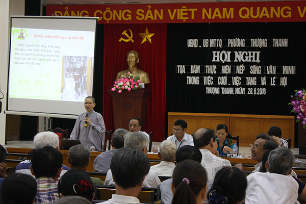 Hà Nội: Sư cô Thích Đồng Hoà thuyết giảng tại UBND phường Thượng Thanh.