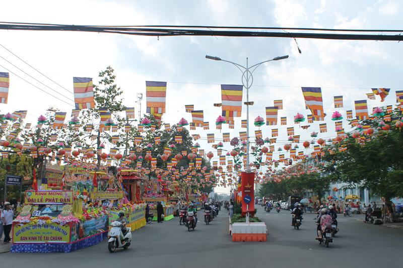 PG Đồng Tháp: Tổng Hợp 20 Xe Hoa Diễu Hành Kính Mừng Phật Đản PL.2560 vào đêm 14/4 Âl