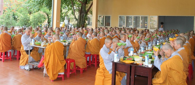 Bình Dương: 701 hành giả an cư bố tát hạ tuần tháng 04 - PL: 2560