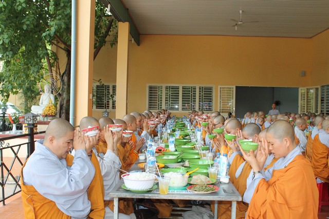 Bình Dương: 701 hành giả an cư bố tát hạ tuần tháng 04 - PL: 2560