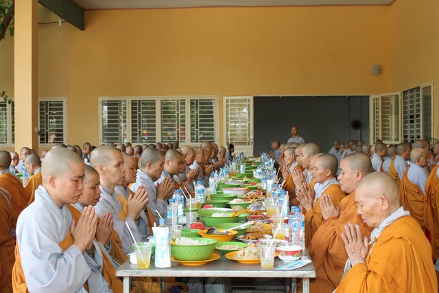 Bình Dương: 701 hành giả an cư bố tát hạ tuần tháng 04 - PL: 2560