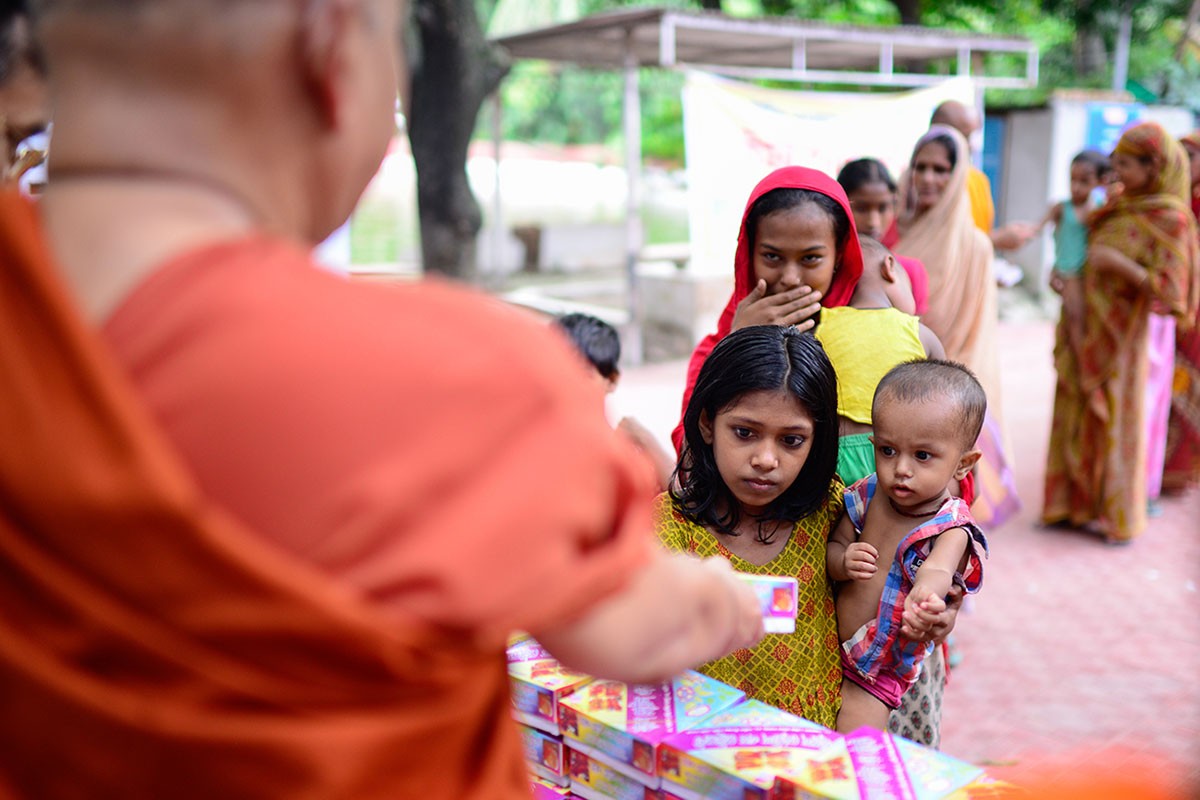 Bangladesh: Phật giáo phát thức ăn cho người Hồi giáo nhân tháng Ramadan
