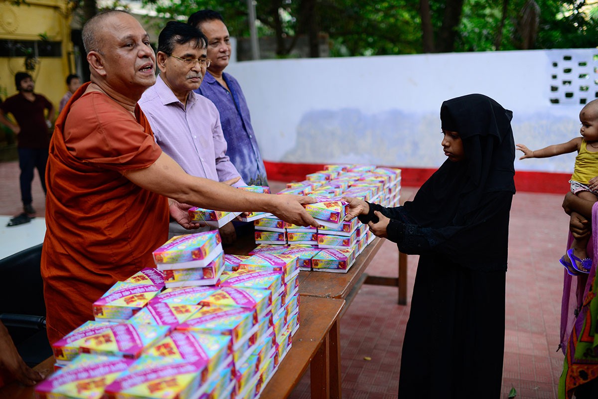 Bangladesh: Phật giáo phát thức ăn cho người Hồi giáo nhân tháng Ramadan