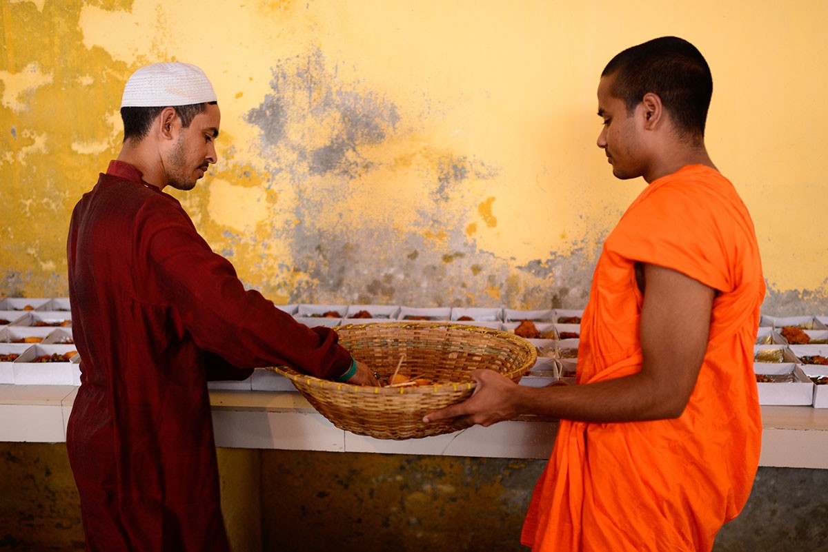 Bangladesh: Phật giáo phát thức ăn cho người Hồi giáo nhân tháng Ramadan