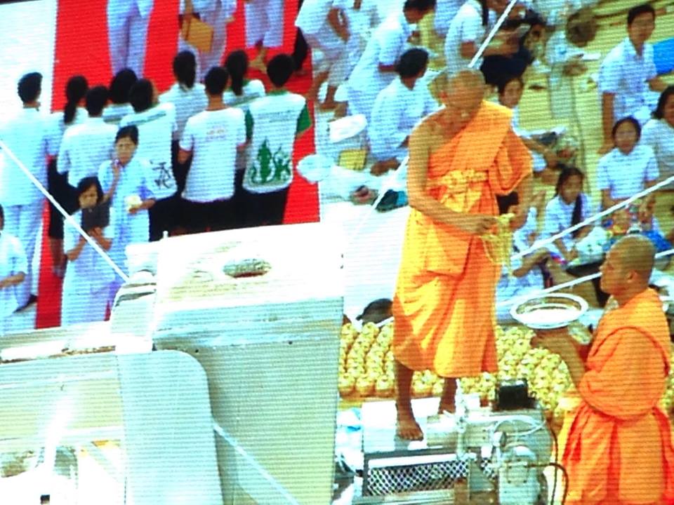 Lễ rót vàng đúc tượng Phật và chúc thọ viện trưởng tu viện Dhammakaya