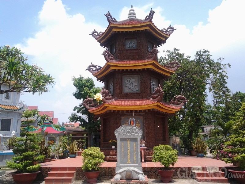 Kiến trúc ngôi mộ tháp đá ong ở ngôi chùa cổ