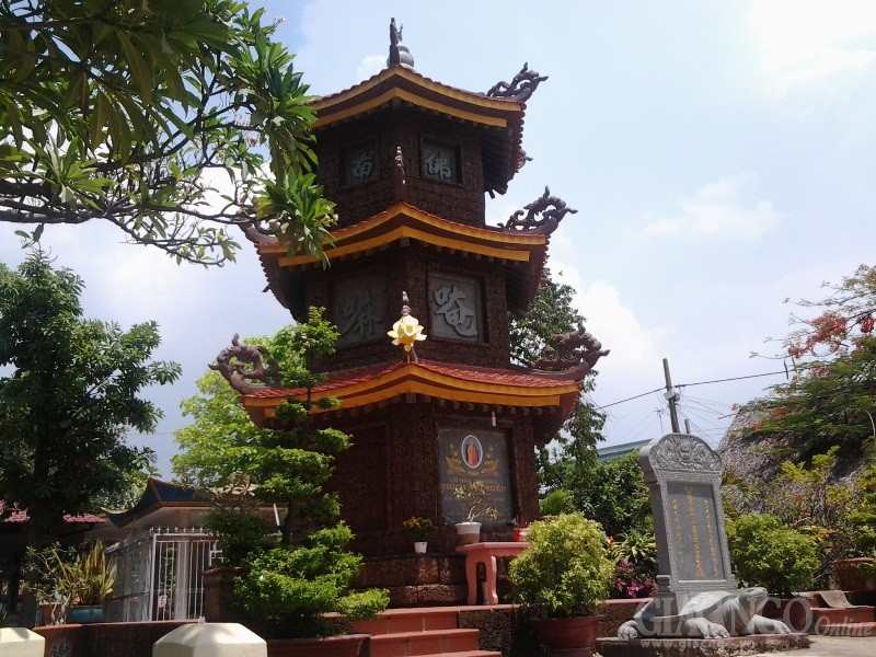 Kiến trúc ngôi mộ tháp đá ong ở ngôi chùa cổ
