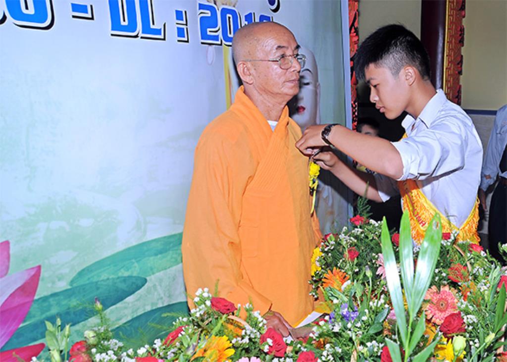 Chùa Linh Hội:  Lễ Vu Lan - Bông Hồng Cài Áo