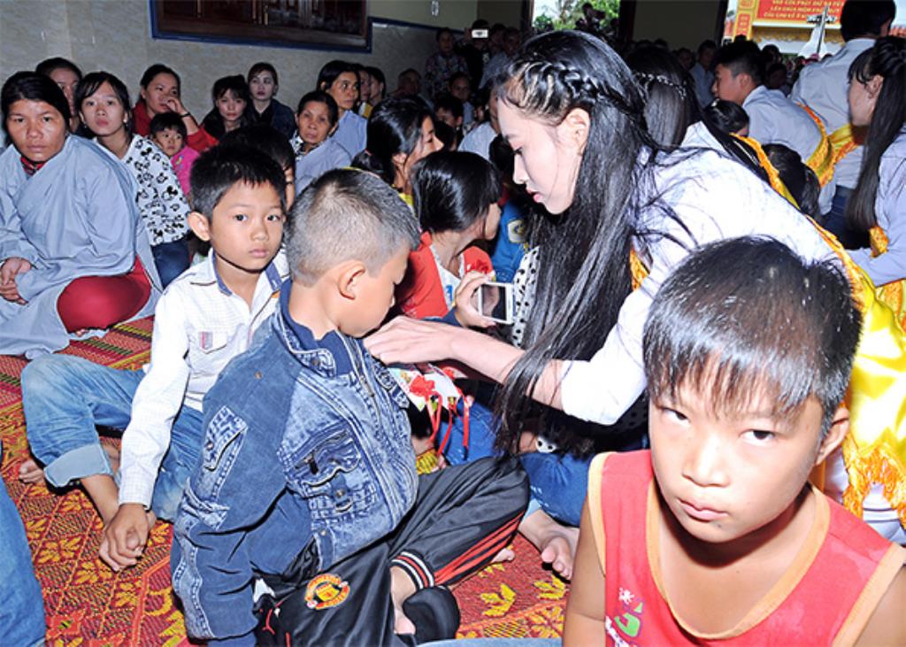 Chùa Linh Hội:  Lễ Vu Lan - Bông Hồng Cài Áo
