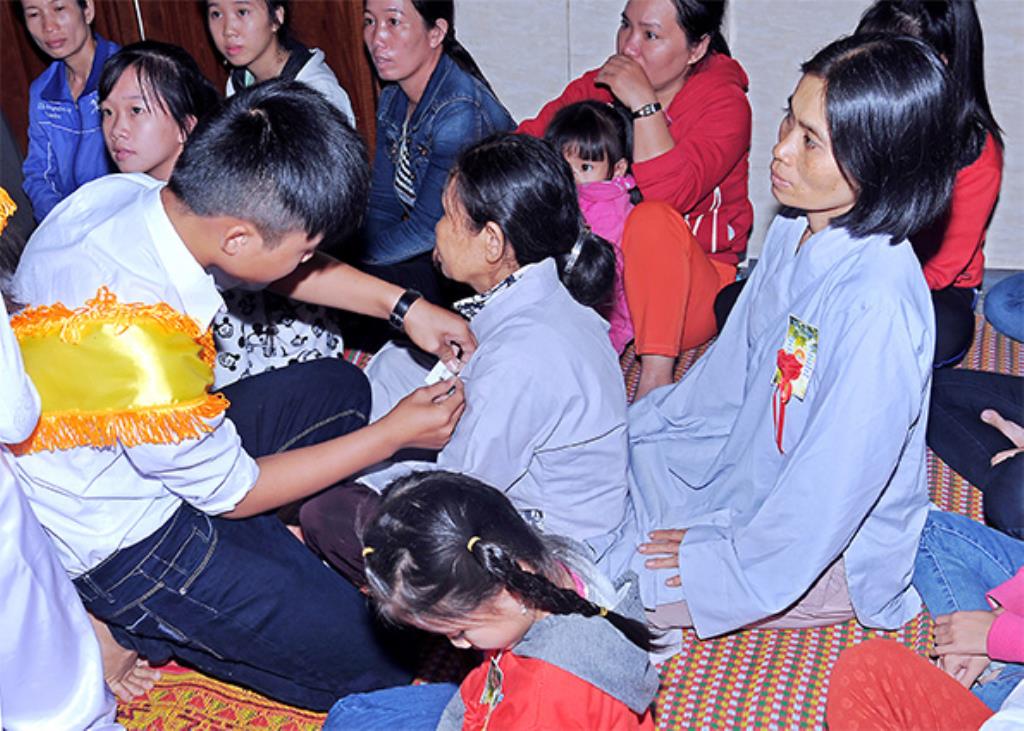 Chùa Linh Hội:  Lễ Vu Lan - Bông Hồng Cài Áo