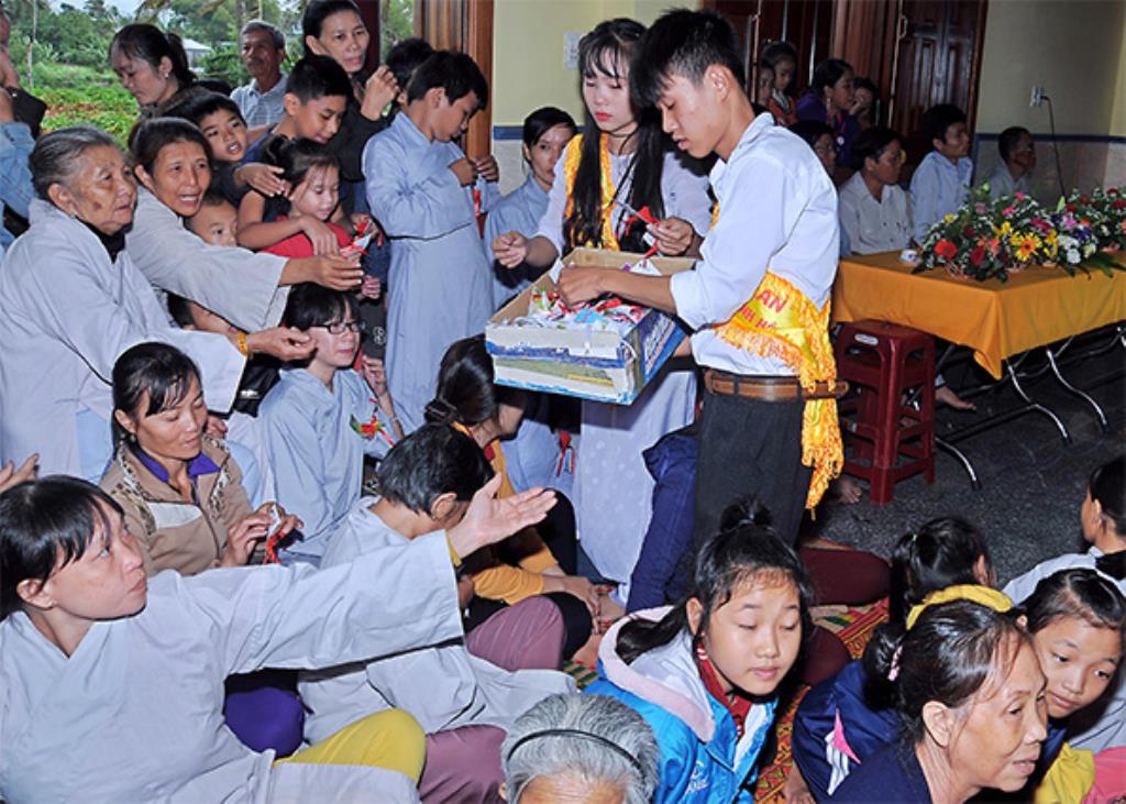 Chùa Linh Hội:  Lễ Vu Lan - Bông Hồng Cài Áo