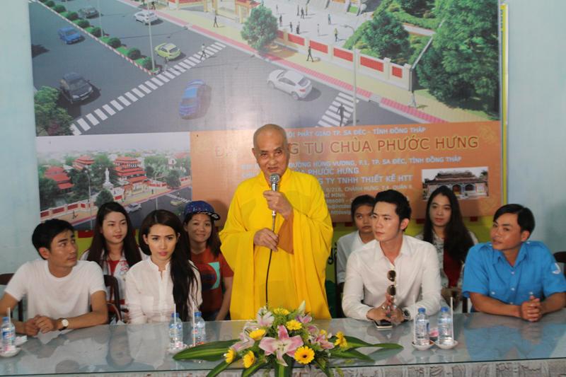 Sa Đéc: Phát quà cho người nghèo tại Thành phố