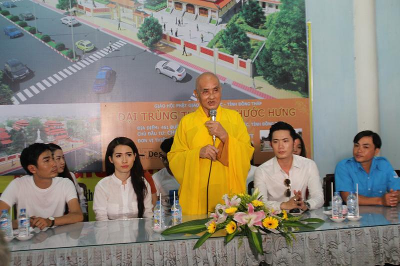 Sa Đéc: Phát quà cho người nghèo tại Thành phố