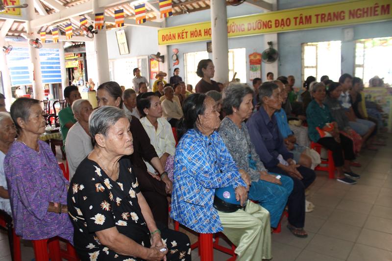 Sa Đéc: Phát quà cho người nghèo tại Thành phố